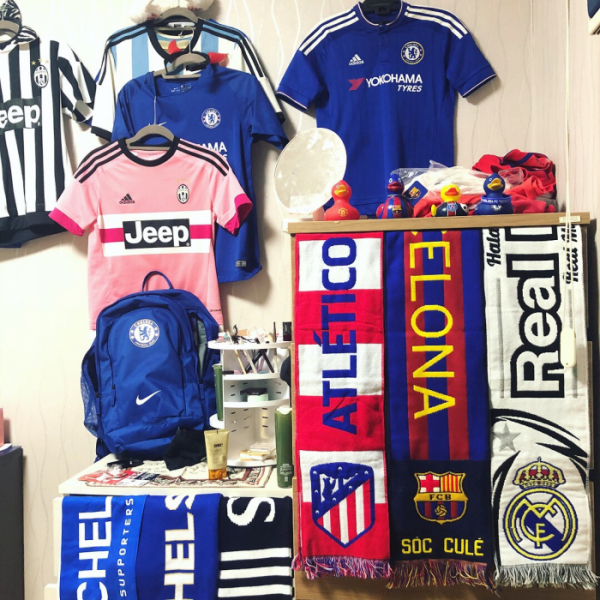 ▲손 씨의 방 한 편에는 첼시 디자인이 새겨진 물품들이 가득하다. 다른 유럽팀 유니폼도 많다고 한다.  (사진제공=손지민 씨)