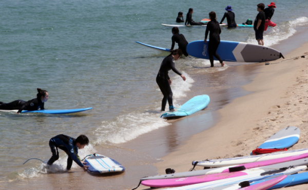 ▲2일 오후 강원 강릉시 사천진해변에서 피서객들이 서핑을 배우며 무더위를 식히고 있다.(연합뉴스)