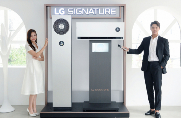 ▲ LG전자가 5일 超프리미엄 에어컨인 LG 시그니처(LG SIGNATURE) 에어컨을 출시했다. 사진은 모델이 LG 시그니처(LG SIGNATURE) 에어컨을 소개하는 모습. (사진=LG전자)
