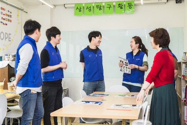 ▲삼성과학교실에 참여하게 된 삼성디스플레이 직원들. 사진제공 삼성디스플레이 블로그