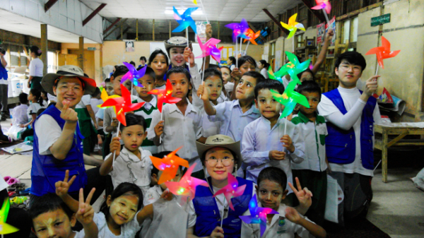 ▲삼성물산 해외봉사단이 미얀마 달라 초등학교 학생들과 함께 촬영을 하고 있다.(사진제공=삼성물산)