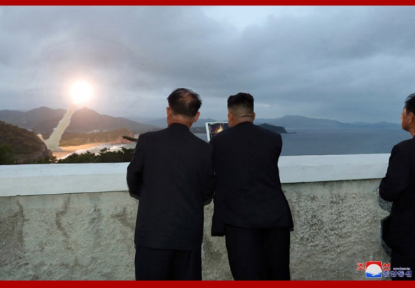 ▲사진은 북한 조선중앙통신이 지난달 홈페이지에 공개한 김 위원장의 시험사격 참관 사진.(연합뉴스)