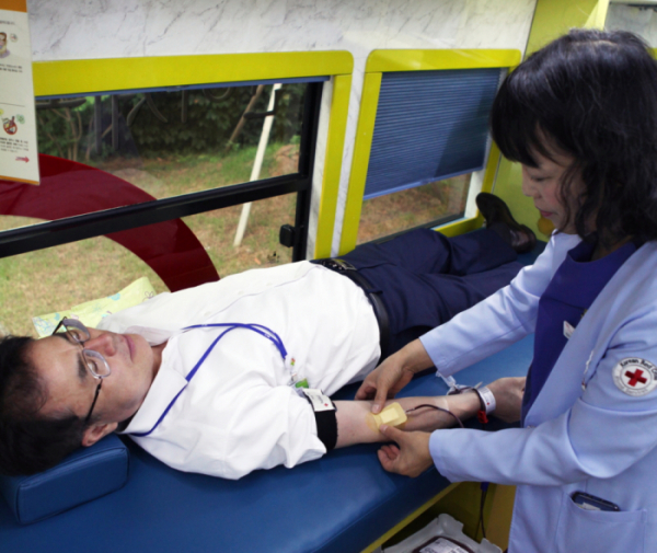 ▲GC녹십자 임직원이 최근 경기도 용인의 GC녹십자 본사에서 열린 ‘사랑의 헌혈’ 행사에 참여하고 있다.(사진제공=GC녹십자)