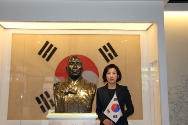 ▲나경원 자유한국당 원내대표가 15일 중국 충칭시 대한민국 임시정부 건물에서 기념촬영을 하고 있다.(나경원 원내대표 페이스북 캡처)