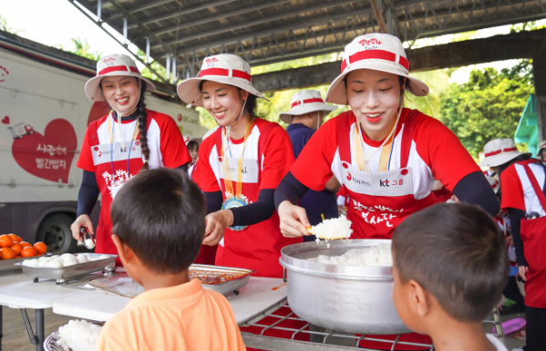 ▲BC카드 빨간 밥차 국제봉사단 지난 11일부터 16일까지 필리핀에서 봉사활동을 진행했다. (사진 제공=BC카드)