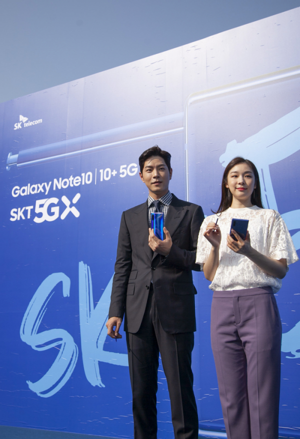▲홍종현씨(왼쪽)와 김연아씨(오른쪽)가 SK텔레콤 전용 모델인 ‘갤럭시 노트10+ 아우라블루’를 소개하고 있는 모습.(사진제공= SK텔레콤)
