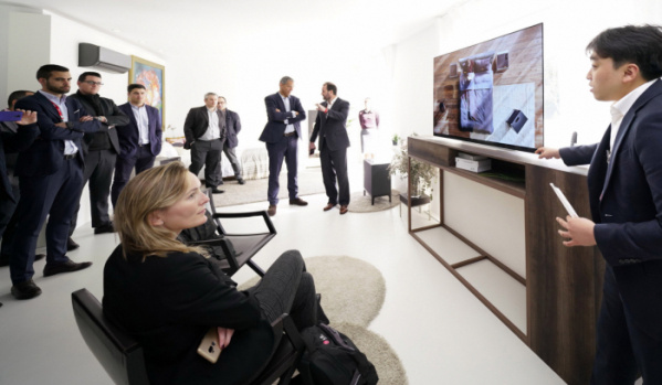 ▲유럽 거래선 관계자들이 2019년형 LG 올레드 TV를 살펴보고 있다. (사진제공=LG전자)