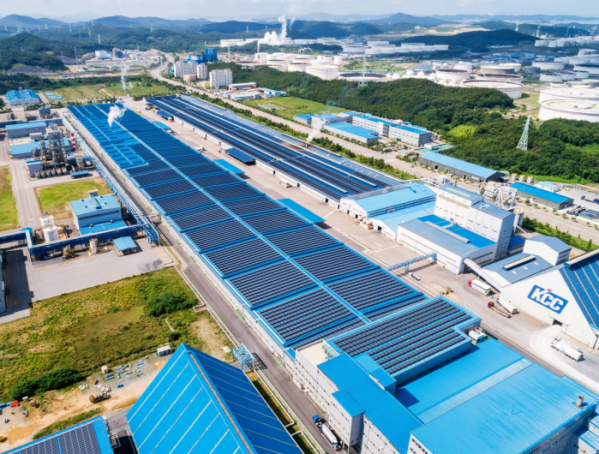 ▲1 중부권 최대 규모 지붕형 태양광 발전소가 설치된 KCC 대죽공장 전경 (사진 제공=KCC)