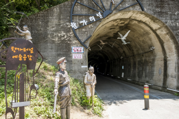 ▲터널 입구에 있는 농민과 일본 순사의 모형.
