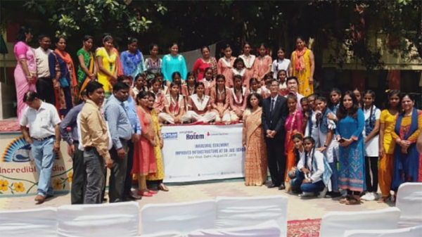 ▲22일(현지시간) 인도 델리‘NDMC 종합학교’에서 열린 교육환경 개선 공사 준공식에서 관계자들이 기념촬영을 하고 있다. (사진제공=현대로템)