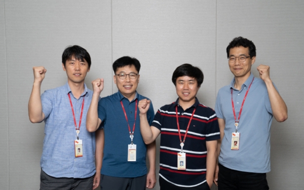 ▲SK하이닉스가 세계 최초로 선보인 6세대 낸드플래시 개발 과정에 참여한 심근수, 천기창, 정성훈, 전유남 PL(왼쪽부터)이 파이팅을 외치고 있다. 사진출처 SK하이닉스 블로그