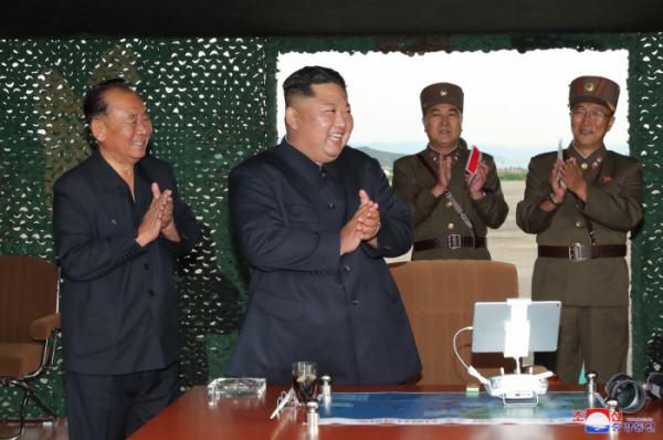 ▲북한 조선중앙통신이 '새로 연구 개발한 초대형 방사포'를 김정은 국무위원장의 지도로 시험발사에 성공했다며 25일 이 사진을 보도했다. (연합뉴스)