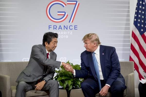 ▲아베 신조 일본 총리(왼쪽)와 도널드 트럼프 미국 대통령이 26일 프랑스 바이리츠에서 열린 G7 정상회의에서 만나 악수하고 있다. AP연합뉴스
