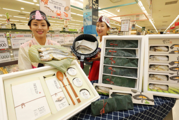 ▲26일 오전 서울 성동구 이마트 성수점에서 모델들이 이색 굴비 선물세트를 선보이고 있다.(사진제공=이마트)