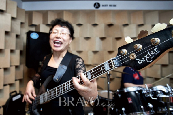▲베이시스트 박순희 씨는 보컬에서 베이스 기타로 자리를 바꾸면서 루비밴드에 활력을 불어넣었다. (사진 오병돈 프리랜서 obdlife@gmail.com)