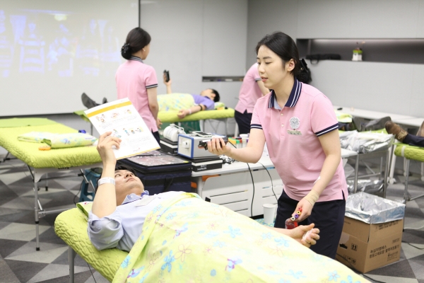 ▲GC녹십자 임직원이 최근 경기도 용인의 GC녹십자 본사에서 열린 ‘사랑의 헌혈’ 행사에 참여하고 있다.