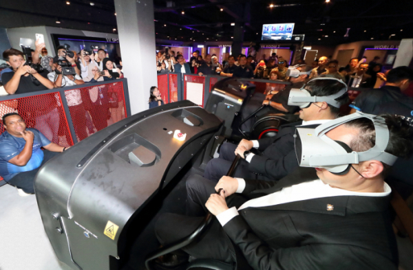 ▲KT와 IISB가 함께 구축한 말레이시아 VR 테마파크 ‘브리니티’에서 현지 고객들이 VR 어트랙션과 게임을 체험하고 있다..(사진제공= KT)