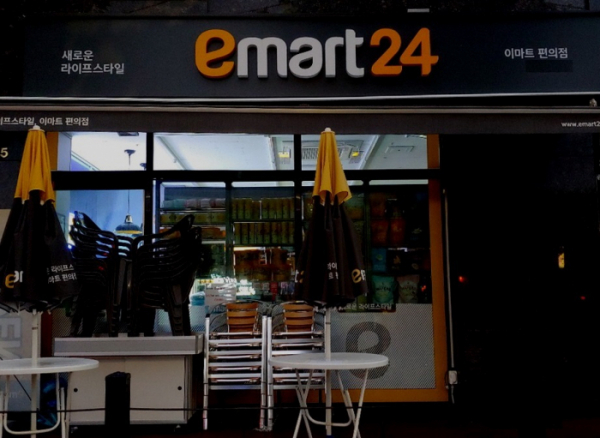 ▲편의점 업계에서 24시간 영업이 의무가 아닌 '이마트24' 한 매장에 불이 꺼져 있다. (이마트24)