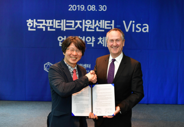 ▲크리스 클락(Chris Clark) Visa 아시아퍼시픽 총괄대표와 정유신 한국핀테크지원센터 이사장이 30일 서울 종로구 포시즌스 호텔에서 진행된 양사 MOU 체결 직후 기념 촬영을 하고 있다.(사진 제공= 비자코리아)