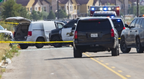 ▲지난달 31일(현지시간) 미국 텍사스 오데사 고속도로에서 발생한 총격사건의 용의자 차량(하얀색)을 경찰차가 둘러싸고 있다. 텍사스/AP연합뉴스 
