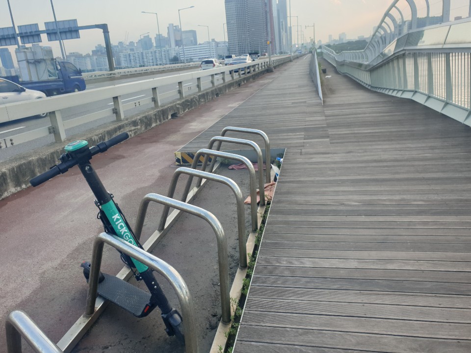 ▲서울 마포대교 한가운데 세워진 킥고잉의 전동킥보드.(이지민 기자 aaaa3469@ )