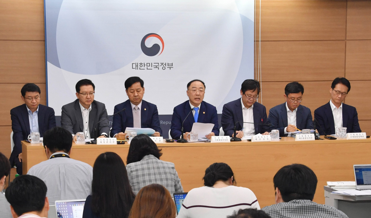 ▲홍남기 경제부총리 겸 기획재정부 장관(가운데)이 지난달 27일 정부세종청사에서 내년도 예산안에 대해 설명하고 있다.(사진제공=기획재정부)