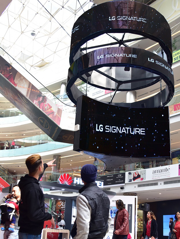 ▲LG전자가 지난해 인도 델리 최대 쇼핑센터인 엠비언스몰 바산트쿤즈에 설치한 대형 올레드 사이니지    사진제공 LG전자