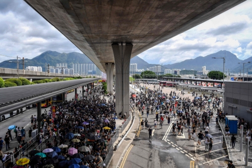 ▲홍콩 국제공항 버스터미널에 1일(현지시간) 시위자들이 모여들고 있다. 이들이 공항마비를 시도하면서 공항철도 운행이 중단됐다. 홍콩/AFP연합뉴스 
