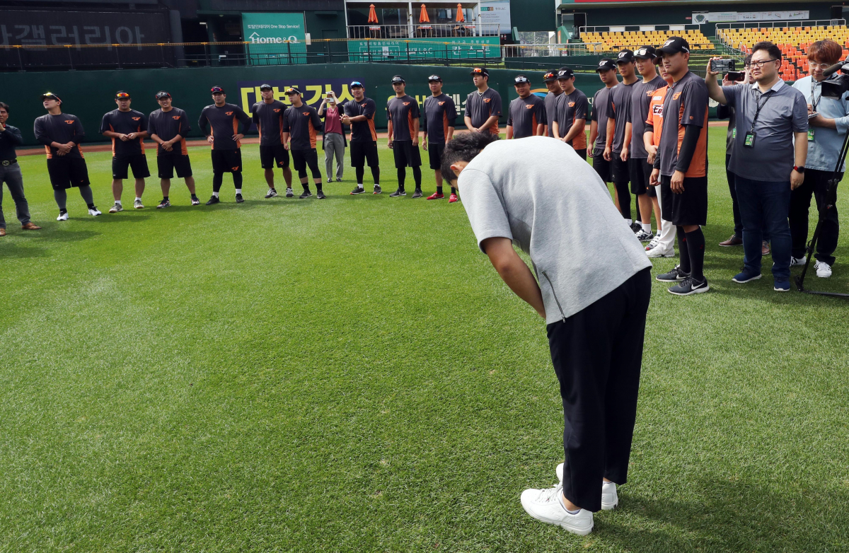 ▲선수들 앞에서 사과하는 이용규(연합뉴스)