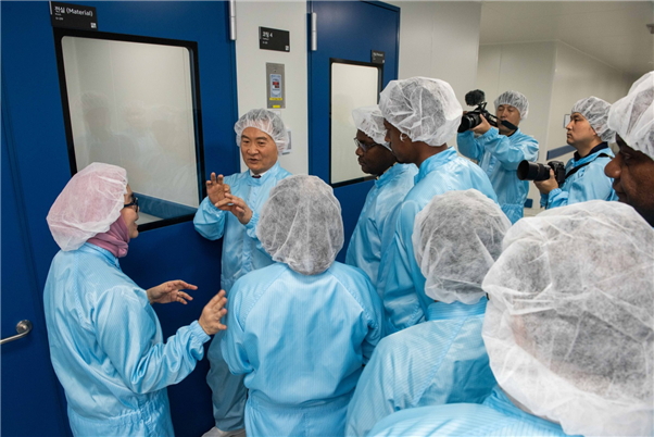 ▲8월 30일 보령제약 예산캠퍼스를 방문한 한국국제보건의료재단(KOFIH),  ‘이종욱펠로우십‘ 연수생들이 보령제약 생산동을 둘러보며 보령제약 이삼수사장(왼쪽에서 두번째)의 설명을 듣고 있다.(사진제공=보령제약)