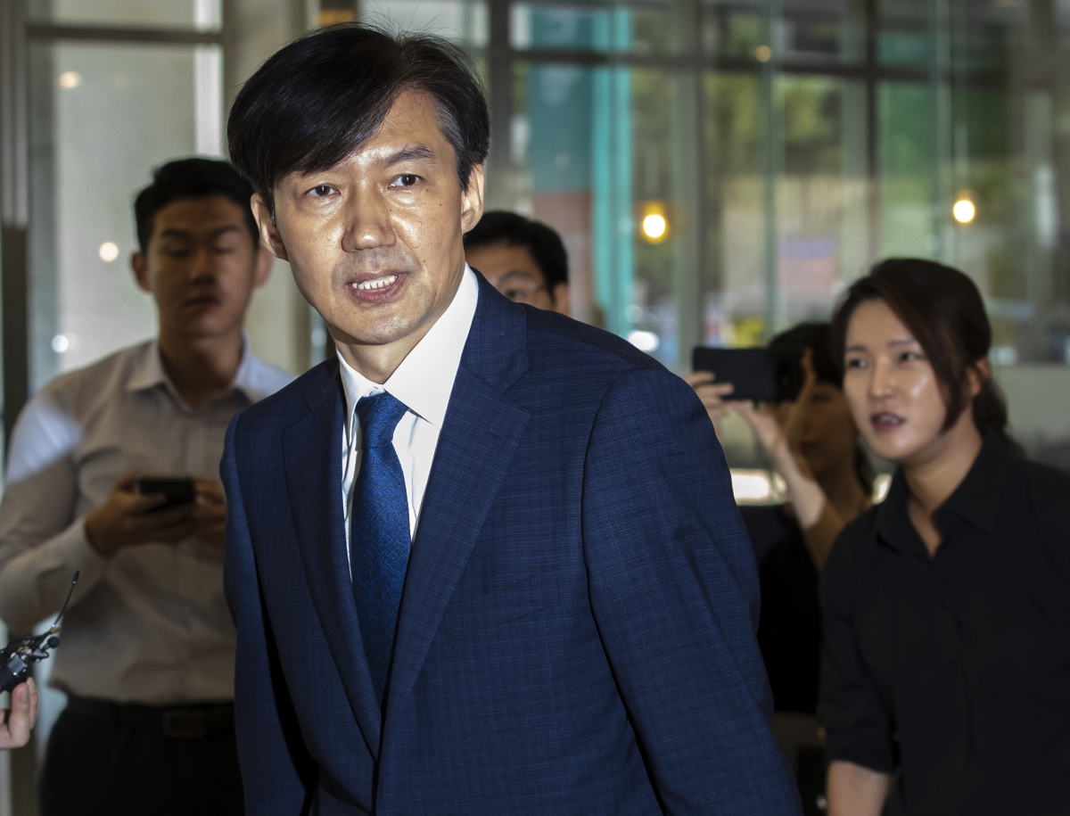 ▲조국 법무부 장관 후보자가 2일 인사청문회 준비사무실이 마련된 서울 종로구 적선현대빌딩에서 기자회견 후 로비를 떠나고 있다. (연합뉴스)