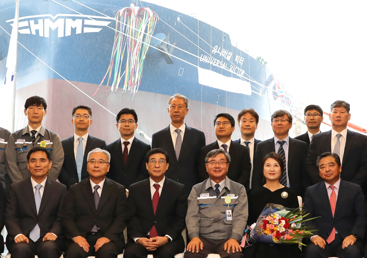 ▲2일 대우조선해양 옥포(거제) 조선소에서 개최된 현대상선 30만톤급 초대형 유조선 ‘유니버설 빅터’호 명명 취항식에서 (앞줄 좌측 3번째부터)배재훈 현대상선 사장, 이성근 대우조선해양 사장, 이미경 여사(대모, 이영환 GS칼텍스 부사장의 배우자), 이영환 GS칼텍스 부사장이 기념촬영을 하고 있다. 사진제공 현대상선