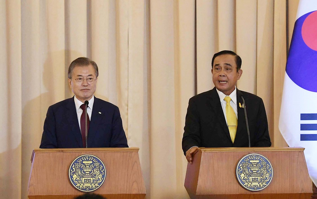 ▲태국 쁘라윳 짠오차 총리가 2일 방콕 총리실 청사에서 문재인 대통령과 정상회담 후 공동언론발표를 하고 있다.(방콕/연합뉴스)