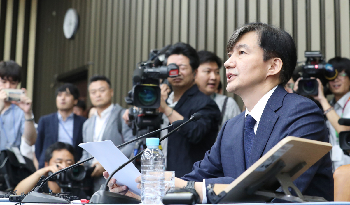 ▲조국 법무부 장관 후보자가 2일 오후 국회에서 열린 기자간담회에 입장해 모두발언하고 있다. (연합뉴스)