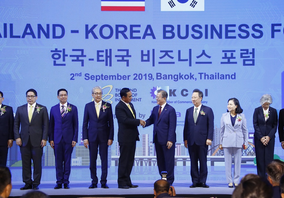 ▲태국을 공식방문 중인 문재인 대통령이 2일 오후 방콕 시내 인터콘티넨탈 호텔에서 열린 한-태국 비즈니스 포럼에서 기조연설을 마치고 기념촬영에 앞서 태국 쁘라윳 짠오차 총리와 악수하고 있다.(방콕/연합뉴스)