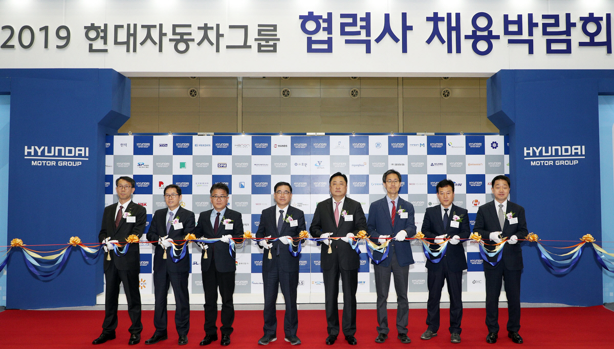 ▲현대차그룹은 협력사 경영진에게 경영 노하우를 전수하고 채용을 지원하는 등 적극적인 인재 양성에 나서고 있다. 사진은 현대차가 지원한 ‘2019 현대차그룹 협력사 채용박람회’ 모습. 사진제공 현대차