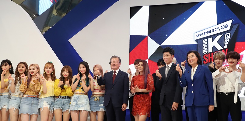 ▲태국을 공식방문 중인 문재인 대통령이 2일 오후(현지시간) 방콕 센트럴월드 쇼핑몰에서 '브랜드K 론칭쇼' 참석자들과 기념촬영을 하고 있다.(방콕/연합뉴스)