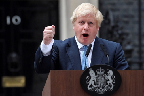 ▲2일(현지시간) 보리스 존슨 영국 총리가 총리관저 앞에서 성명을 발표하고 있다. 런던/AFP연합뉴스 
