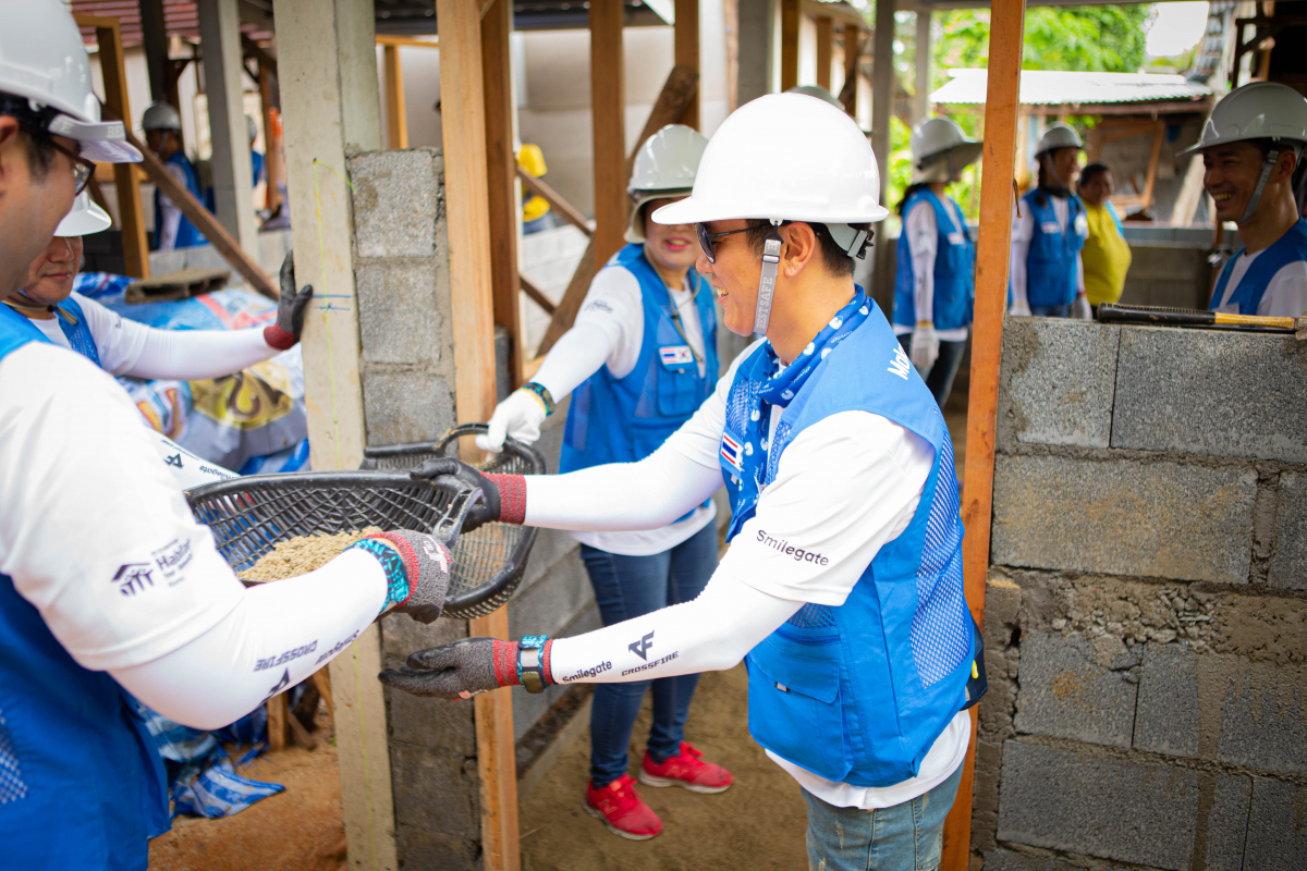 ▲스마일게이트 그룹 임직원들의 태국 푸켓 현지 집짓기 봉사활동 모습.(출처=스마일게이트)