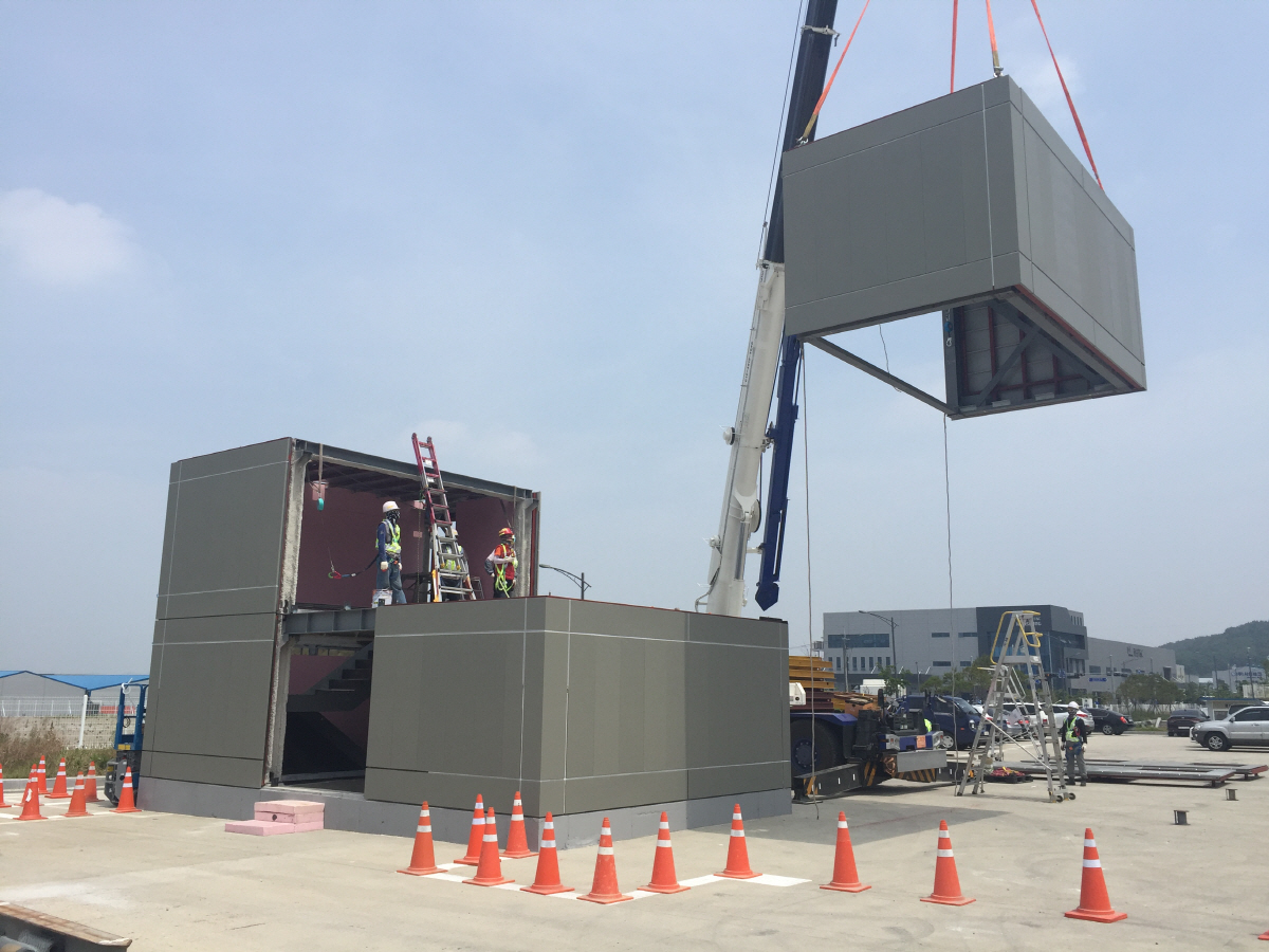 ▲프리패브 공법을 통해 옥탑구조물을 제작하는 모습. (포스코건설 제공)