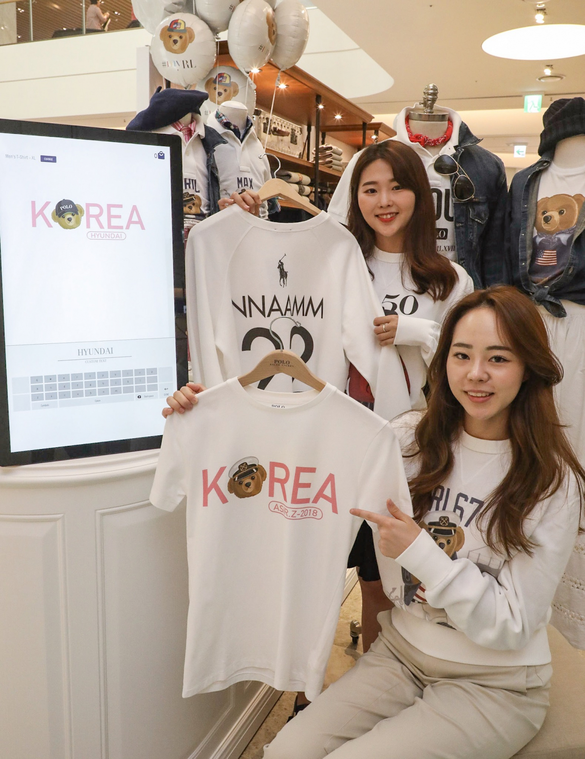 ▲3일 현대백화점 판교점 폴로 ‘CYO’ 통해 제작된 티셔츠를 소개하고 있다. (사진제공=현대백화점)