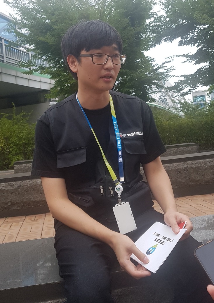 ▲배수찬 넥슨 노조 지회장이 집회 후 기자들과 만나 질문에 대답하고 있다. (조성준 기자 tiatio@)