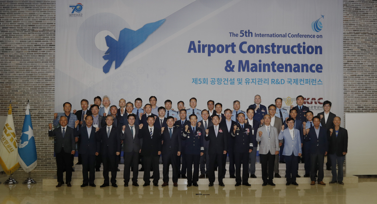 ▲김준식 공군 참모차장(왼쪽 7번째)과 김명운 한국공항공사 부사장(8번째)이 ‘제5회 공항건설 및 유지관리 R&D 컨퍼런스’ 참석자들과 기념촬영하고 있다.(한국공항공사)