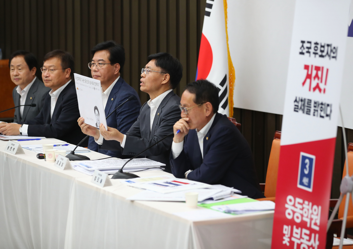 ▲자유한국당 의원들이 3일 여의도 국회에서 열린 '조국 후보자의 거짓과 선동, 대국민 고발 언론 간담회'에서 발언하고 있다. 왼쪽부터 왼쪽부터 자유한국당 주광덕, 정점식, 송언석, 최교일, 김도읍 의원.(사진=연합뉴스)