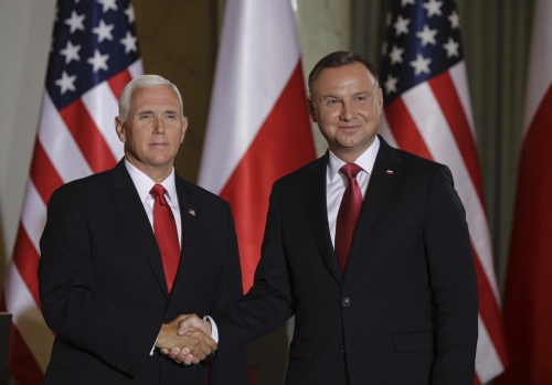 ▲마이크 펜스(왼쪽) 미국 부통령과 안제이 두다 폴란드 대통령이 2일(현지시간) 5G 안보·기술 협력 협정에 서명하고 나서 악수하고 있다. 바르샤바/AP뉴시스
