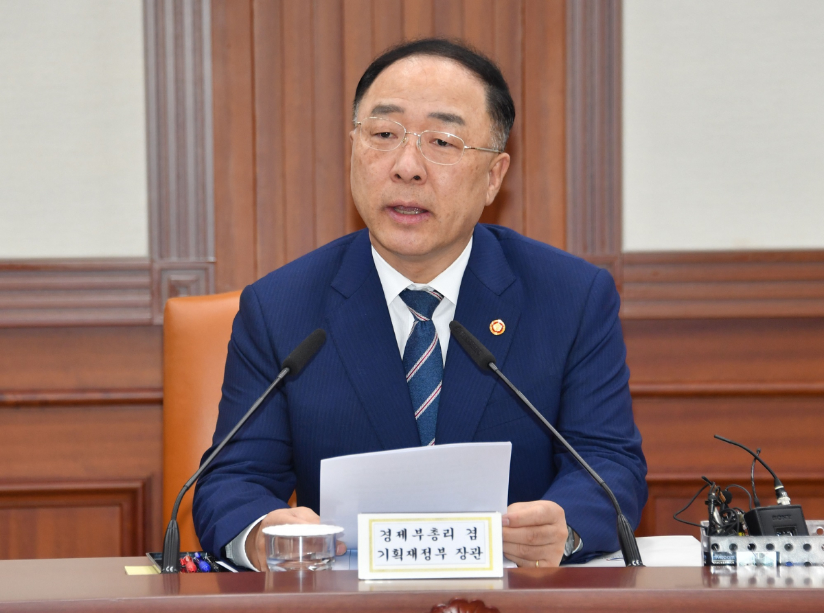 ▲홍남기 경제부총리 겸 기획재정부 장관이 4일 광화문 정부서울청사에서 ‘제22차 경제활력대책회의’를 주재, 모두발언을 하고 있다.(사진제공=기획재정부)