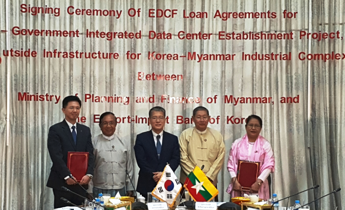 ▲(왼쪽부터) 엄성용 수은 경협사업1부장, 한 쪼(Han Zaw) 미얀마 건설부 장관, 강승중 수은 수석부행장, 소 윈(Soe Win) 미얀마 기획재무부 장관, 씨 씨 피용 (Si Si Pyone) 미얀마 기획재무부 국장이 3일 미얀마 네피도에서 총 1억6000만 달러의 대외경제협력기금(EDCF)을 지원하는 차관공여계약을 체결한 뒤 기념사진을 찍고 있다.(사진제공=수출입은행)