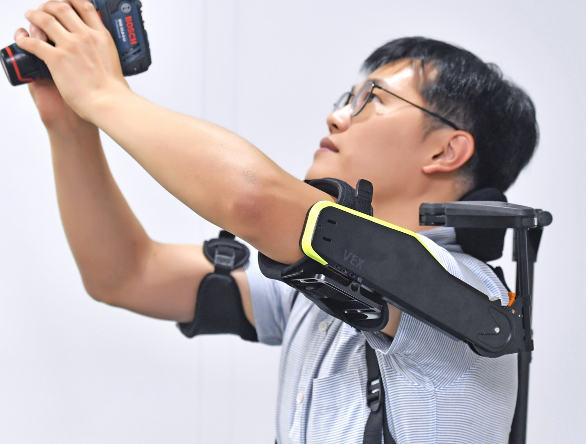 ▲벡스를 입고 작업하면 성인 남성 기준, 약 3kg의 물건을 들어도 무게감이 거의 느껴지지 않는다. (사진제공=현대기아차)