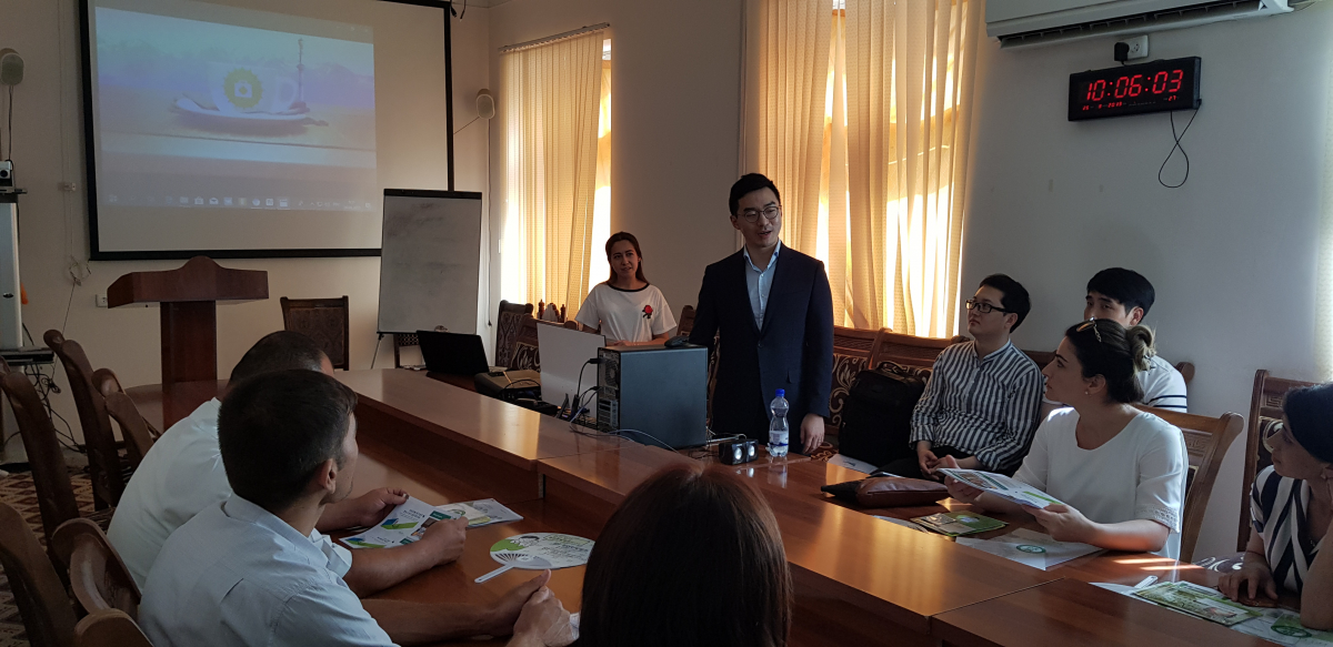 ▲김지용 병원장이 부하라국립의과대학교에서 통합의학 진료소 개소를 의논 중인 모습(청연한방병원)