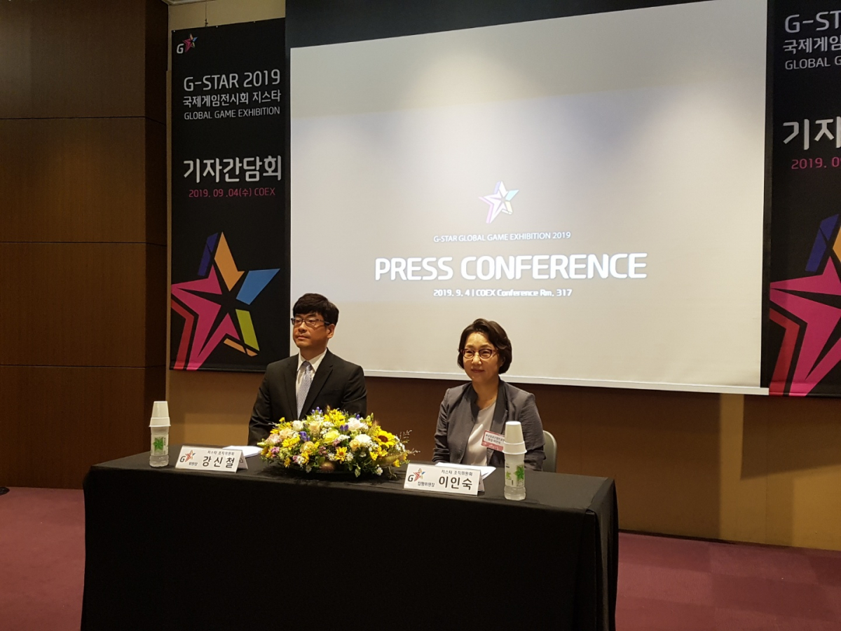 ▲강괴 신철 지스타조직위원장(왼쪽)과 이인숙 집행위원장이 간담회에 참석해 기자들의 질문에 대답하고 있다. (조성준 기자 tiatio@)